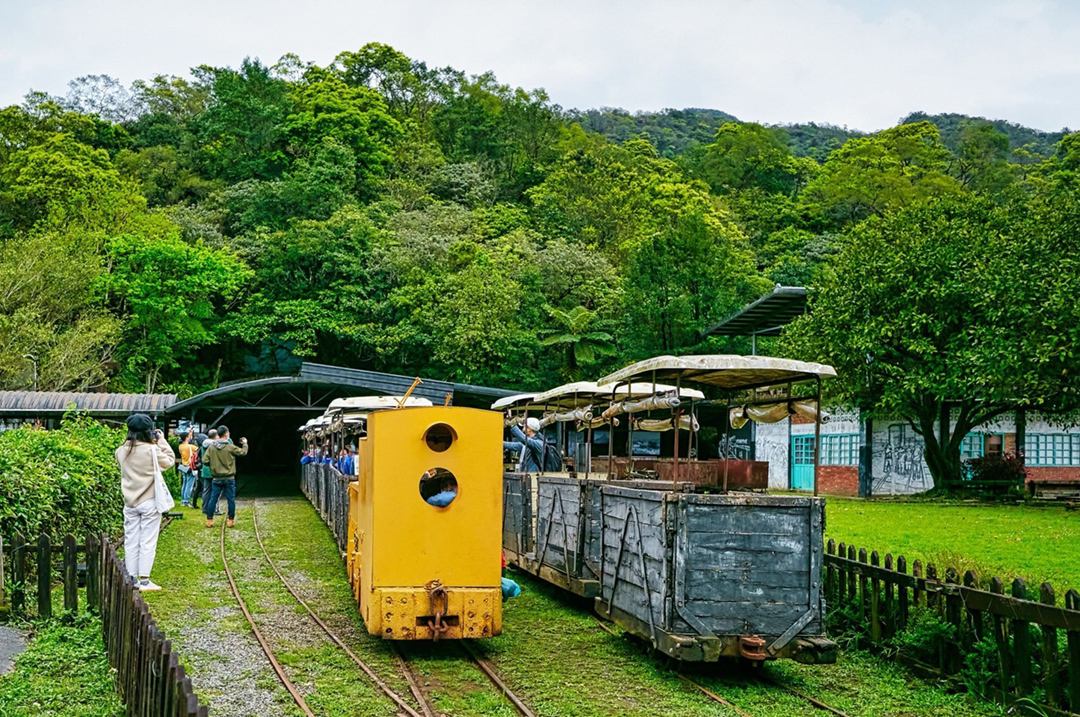 2-2-3 到新平溪煤礦博物館搭乘獨眼小僧電氣小火車 晚間還可在淡蘭民道賞螢探索